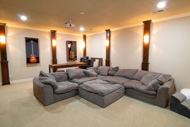 Building Photo - Luxury Living in Preston Manor