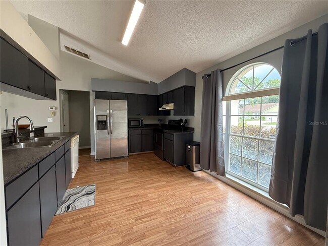 Building Photo - 215 Grovepark Dr
