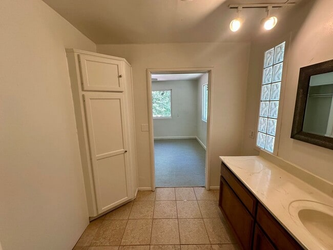 Building Photo - 4 Bedroom 2.5 Bathroom Home on 2 Acres Clo...