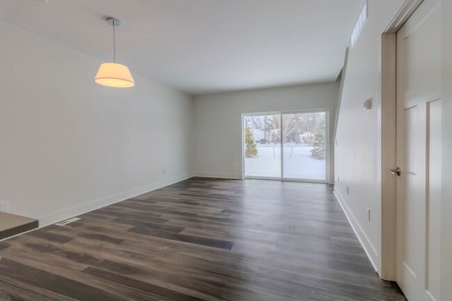 Building Photo - 1502 Simsbury St