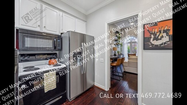 Building Photo - Beautiful 2 BR, 2.5 Bath in Oak Lawn