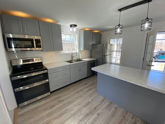 Building Photo - 74 Moore Ave