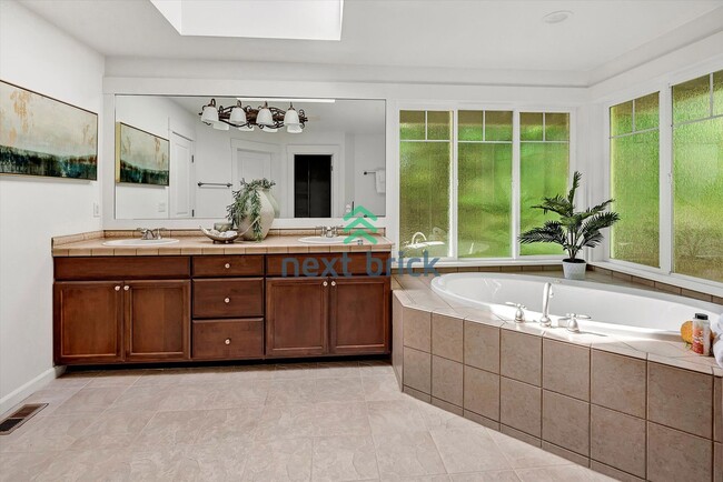 Building Photo - Spacious Home in Desirable Bellevue Neighb...