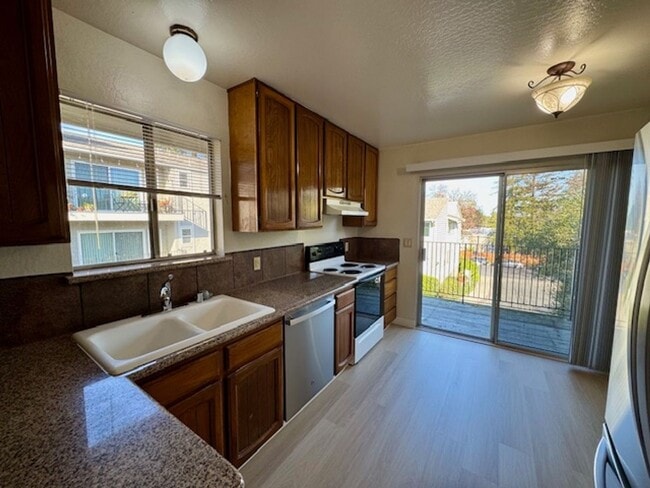 Building Photo - Upper level 2 bedroom 2 bath condo, laundry in unit!