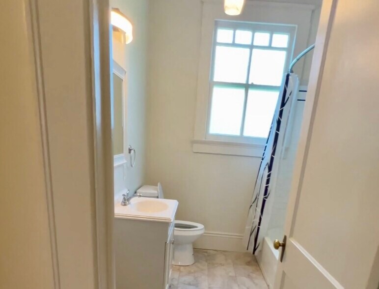 Building Photo - 2035 Joseph St