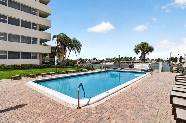 Building Photo - 1236 Hillsboro Mile