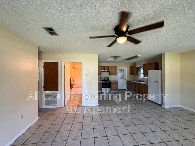 Building Photo - 159 SW Elizabeth Ct