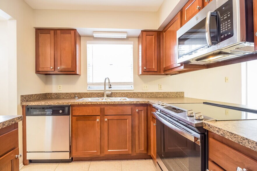 Building Photo - 234 Oak Rd