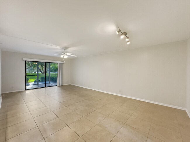 Building Photo - 2112 S Cypress Bend Dr