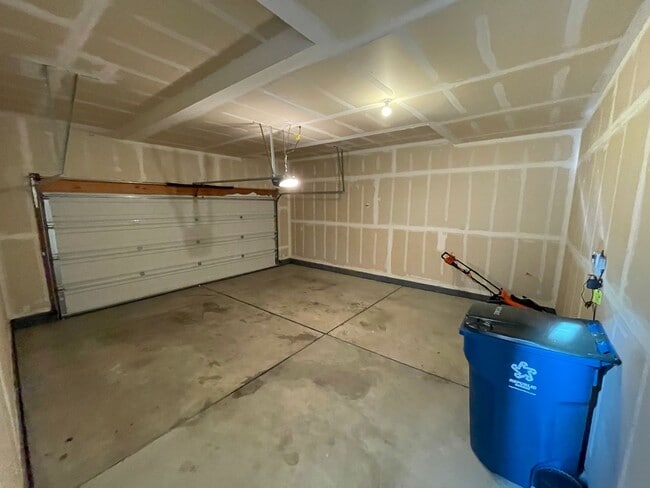 Building Photo - Perfect Location and Perfect Condition!