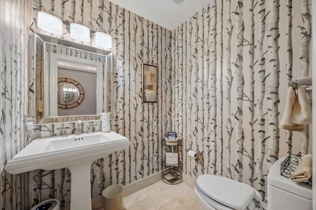 Building Photo - Gorgeous, Fully furnished 3 Bed 3.5 bath h...