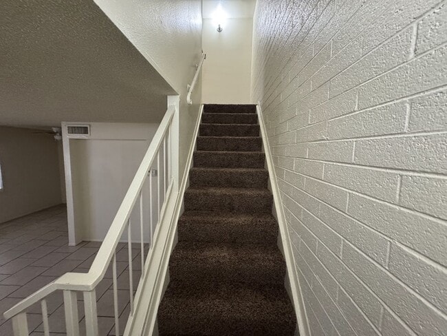 Building Photo - Maryvale 2 bedroom townhome