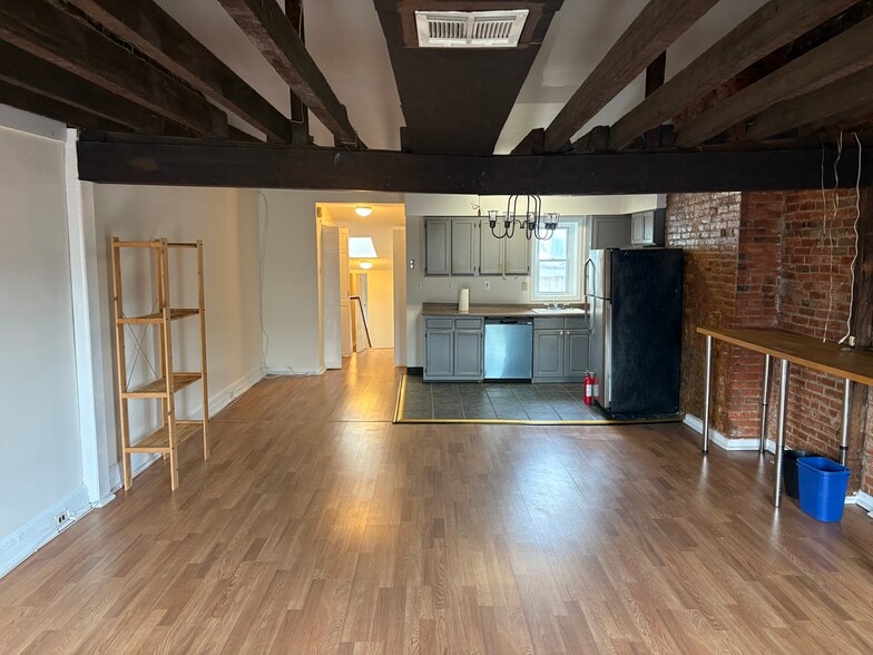 Building Photo - 631 Catharine St