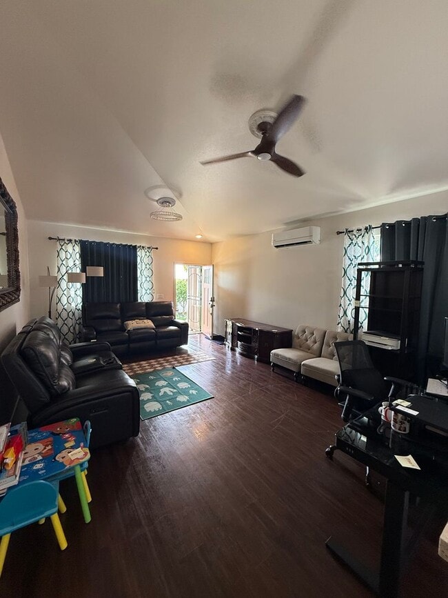 Building Photo - Spacious 4 Bedroom, 2.5 Bath Pet Friendly, Single Family Home.