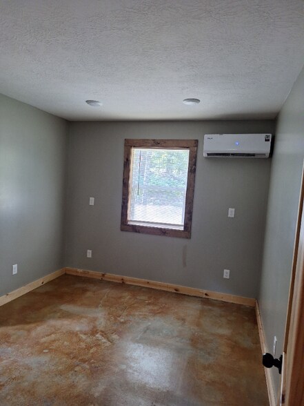Building Photo - 434 Big Creek Rd