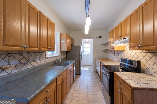 Building Photo - 208 Shadowmoor Dr