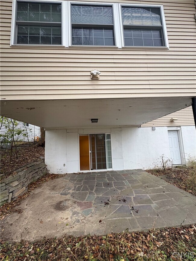 Building Photo - 215 Locksley Rd