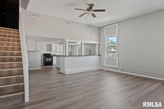 Building Photo - 201 E Main St