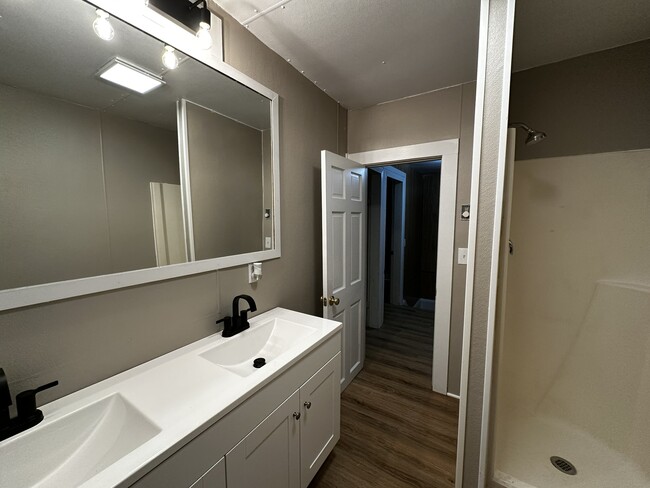 Building Photo - 408 S Queen St