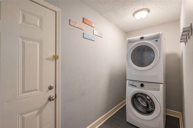 Building Photo - 407 Juniper Ct