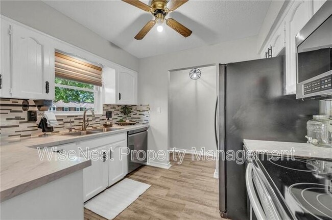 Building Photo - 305 NW Shamrock Ave