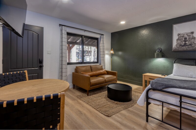 Building Photo - 1078 E White Mountain Blvd