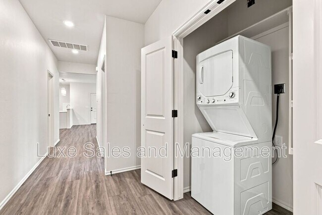 Building Photo - 10912 Oak Hollow Dr