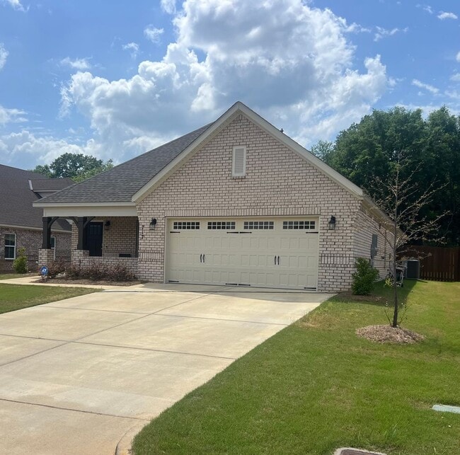 Building Photo - 717 Harbin Dr