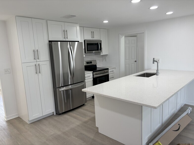 new appliance in kitchen - 11241 Temple Ct