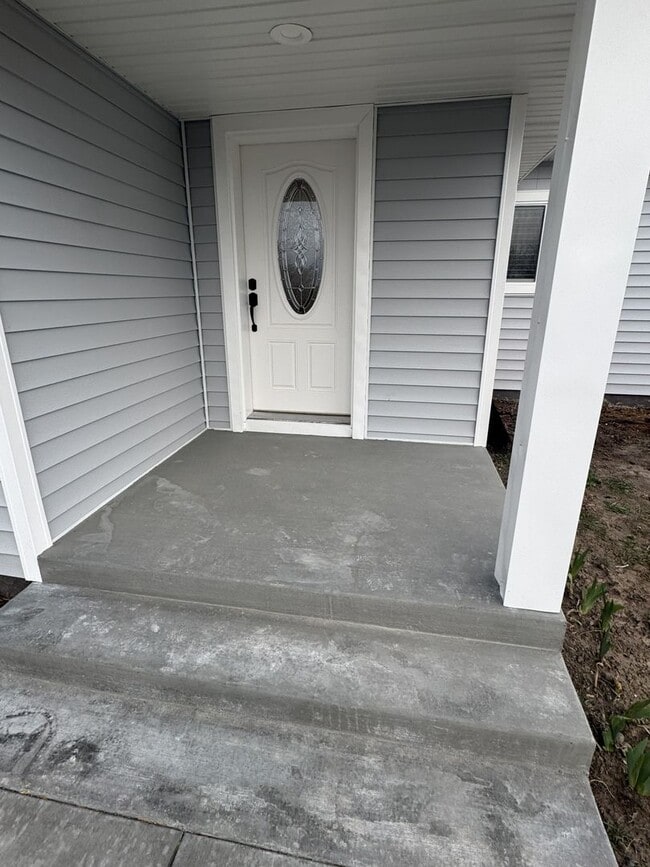 Building Photo - Completely Remodeled 4 Bed, 2 Bath Country Home – 1.5 Acres – Horse & Livestock Friendly!