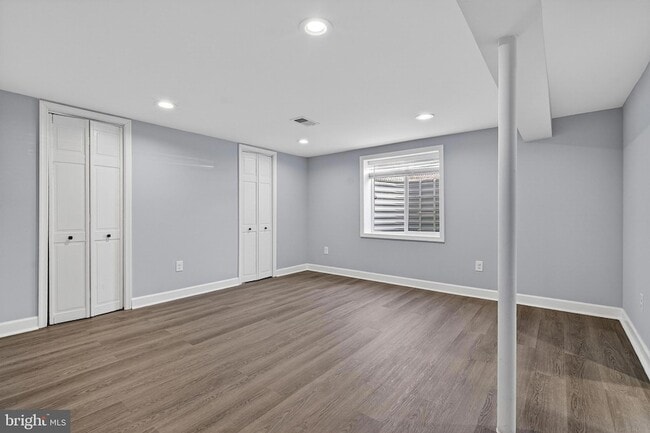 Building Photo - 2403 Kingsway Rd