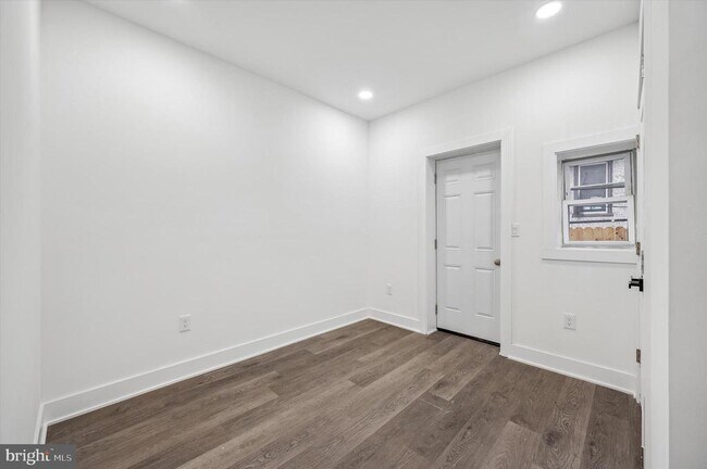 Building Photo - 5719 Cambridge St