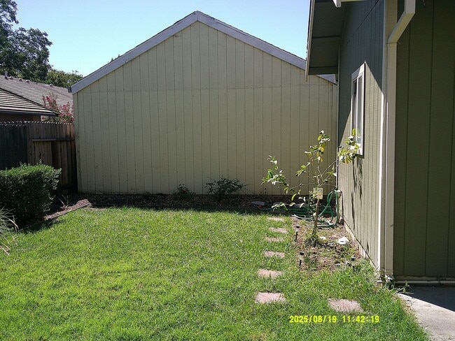 Building Photo - 1120 Tulip Ln