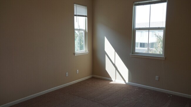 Building Photo - Beautiful two story home in Roseville!