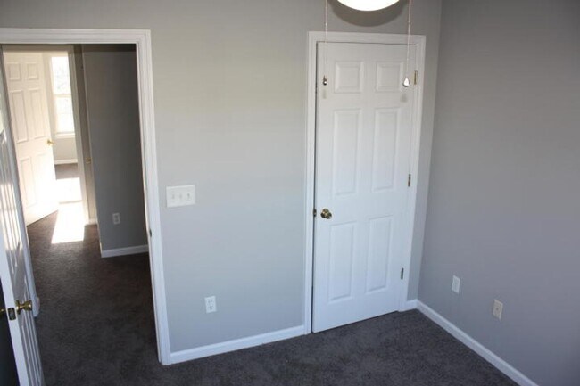 Building Photo - Waterfront Townhome