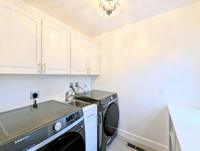 Building Photo - 4Bd/2.75Ba Mukilteo House