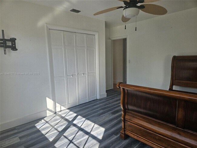 Building Photo - 2835 Plunkett St