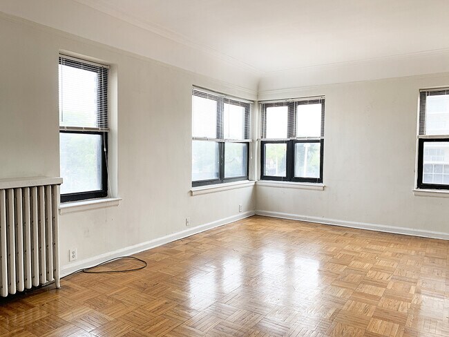 Building Photo - 8925 E Jefferson Ave