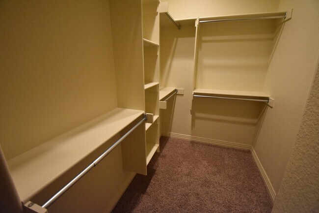 Building Photo - Stunning Fully Furnished Home in the Heart of Fayetteville!