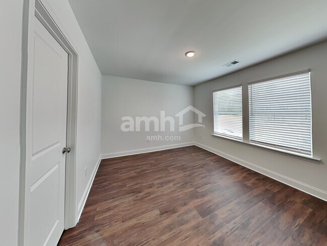 Building Photo - 108 Spruce Cir