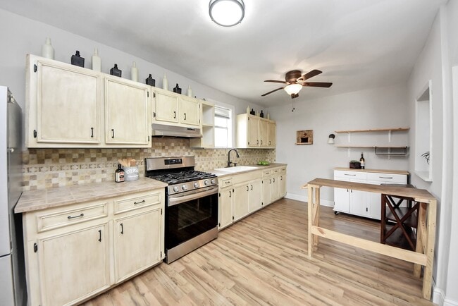 Building Photo - 215 St Charles Dr