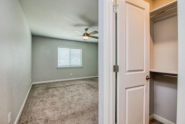 Building Photo - Beautiful 4 bed/2.5 baths in the desirable...