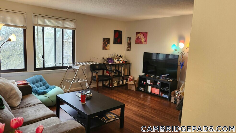 Building Photo - 20 Hubbard Park Rd