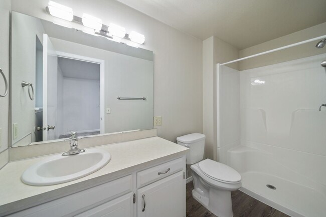 Building Photo - Classic rambler has 3 bedrooms, 1.75 baths, North Thurston School District