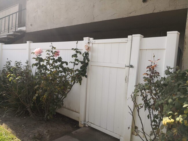 Building Photo - 1250 E Shaw Ave