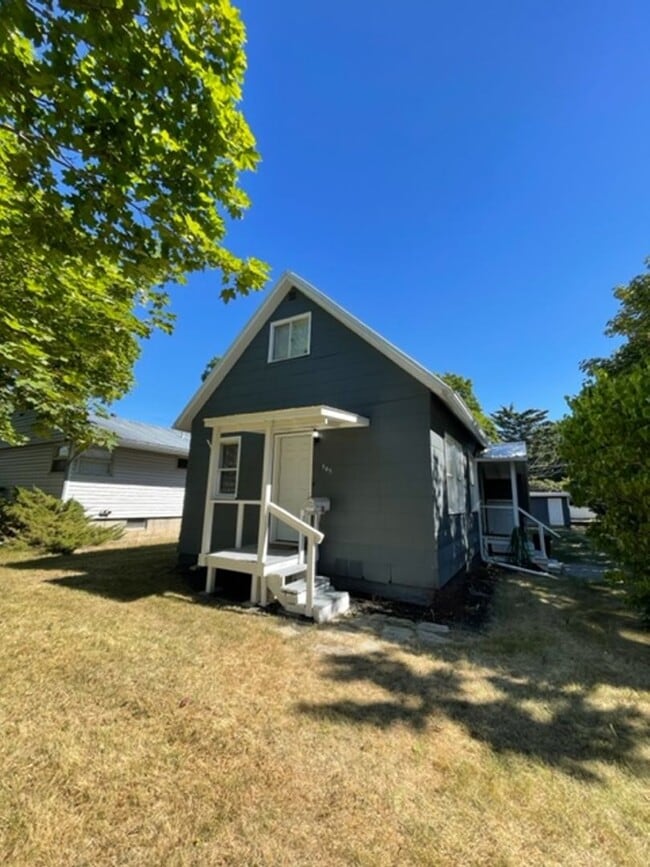 Building Photo - 3 Bedroom/ 1 Bathroom downtown home!