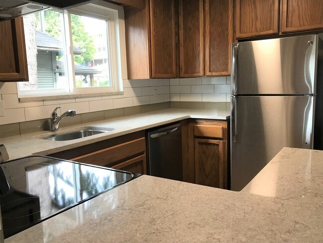 Primary Photo - Golden View Apartments