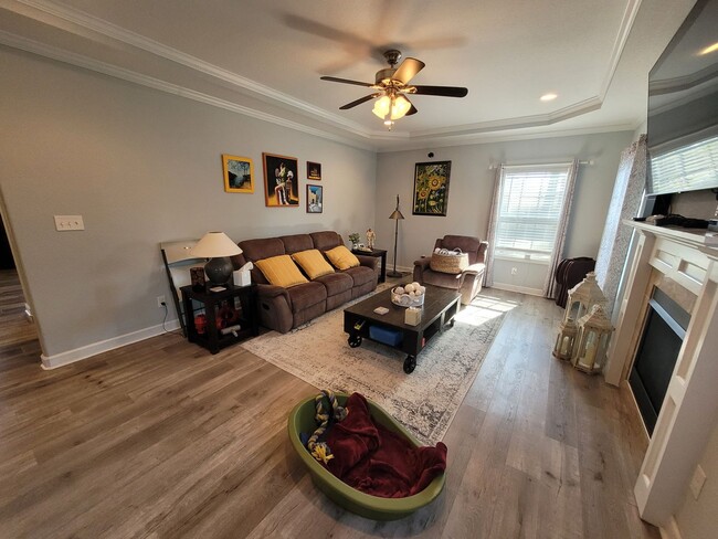 Building Photo - Beautiful & Spacious 4 bedroom, 2.5 bath h...