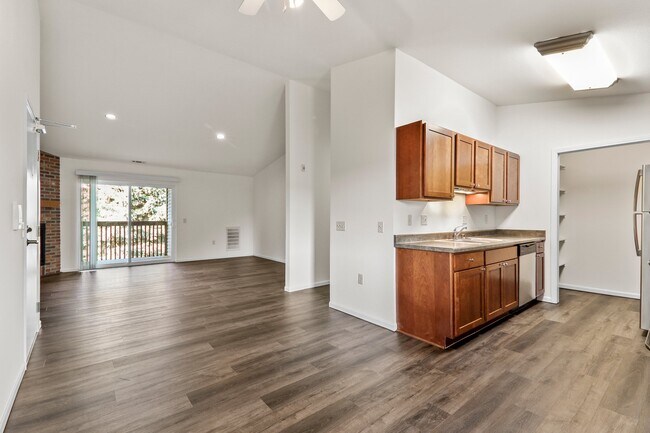 Building Photo - 838 N Thompson Dr