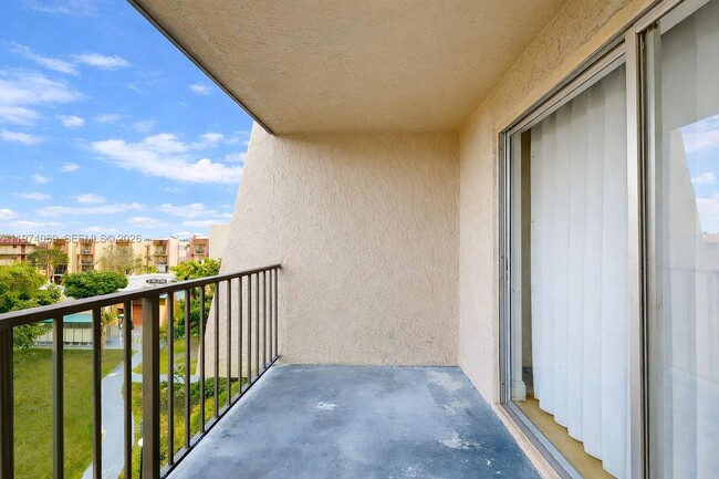 Building Photo - 13715 Kendale Lakes Cir